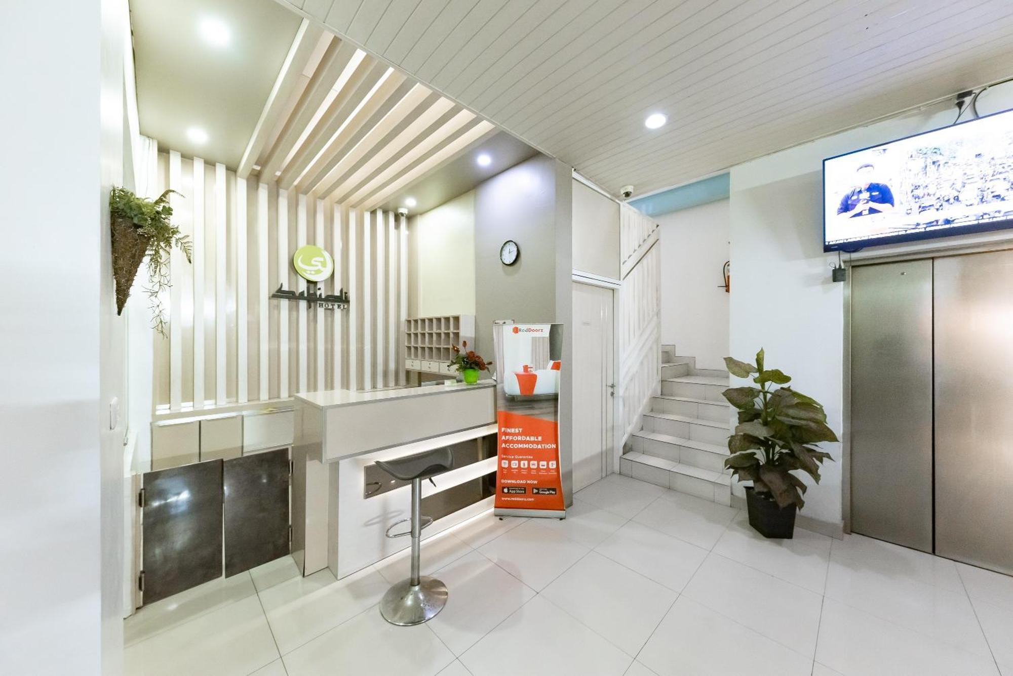 Hotel RedDoorz near Pasar Baru Bandung Exterior foto