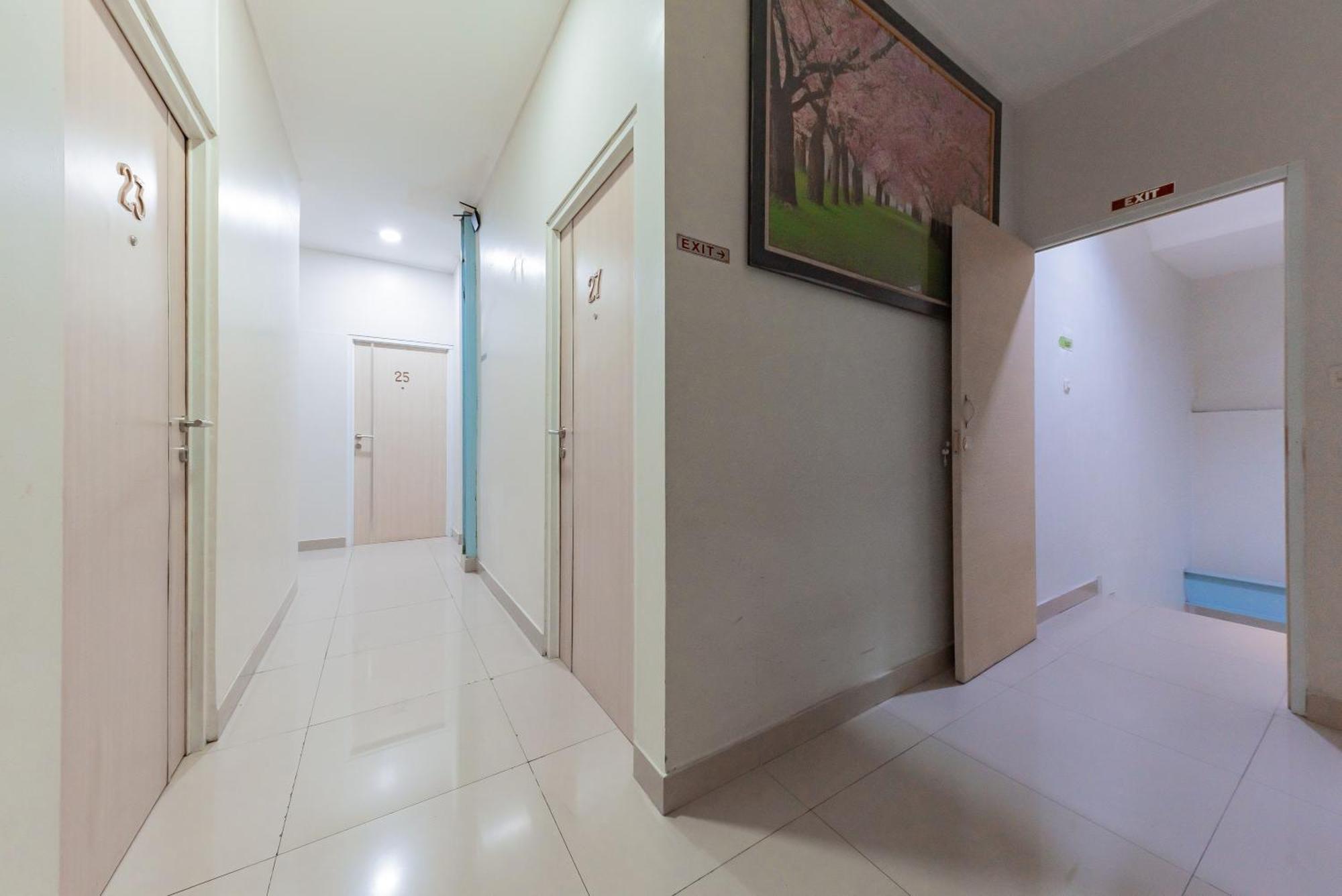 Hotel RedDoorz near Pasar Baru Bandung Exterior foto