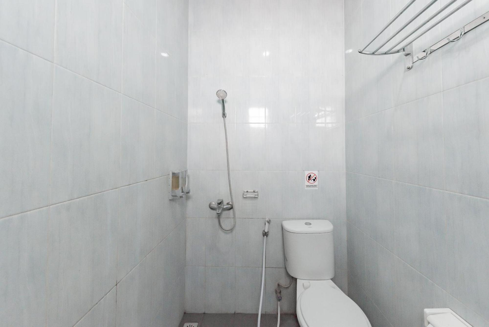 Hotel RedDoorz near Pasar Baru Bandung Exterior foto