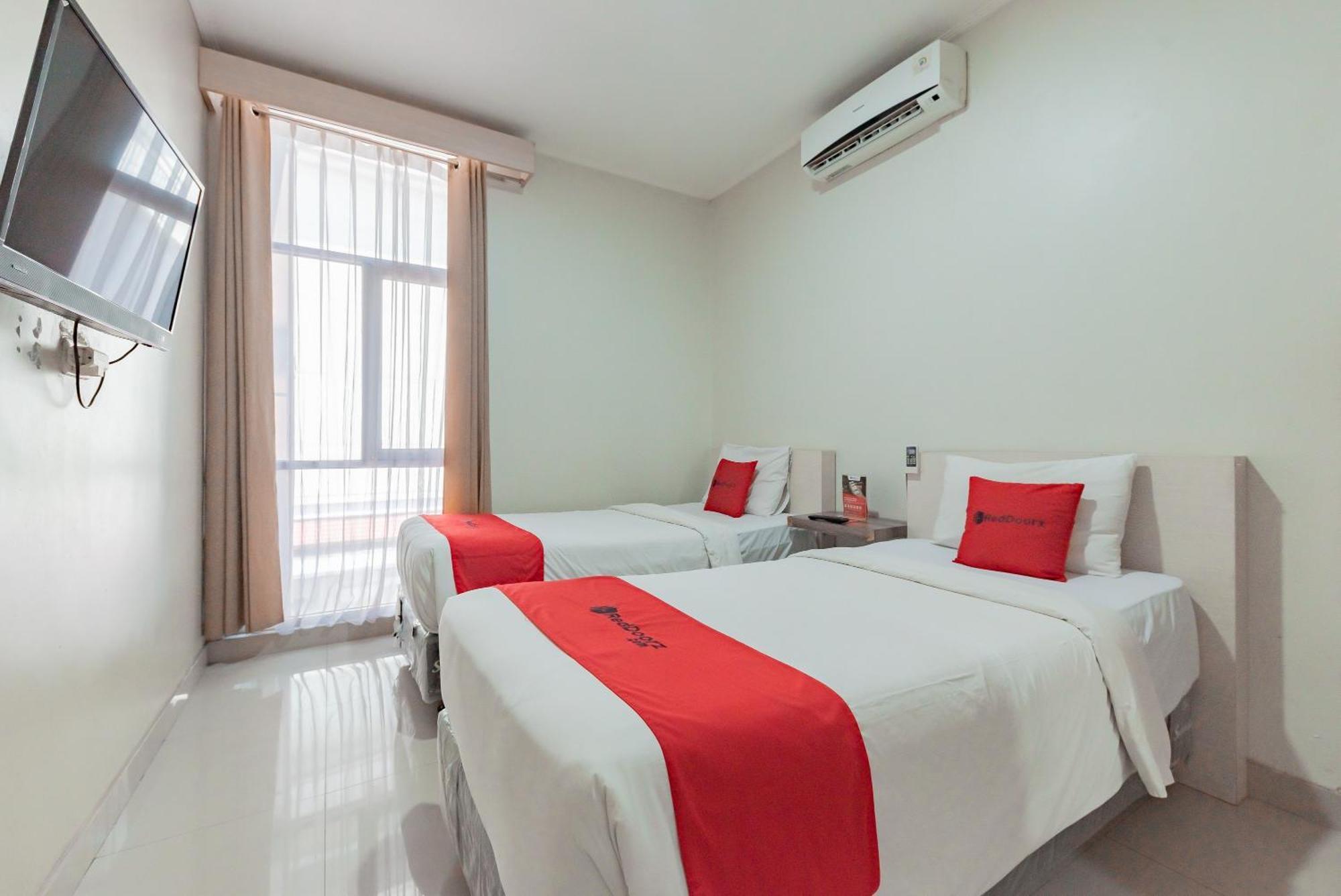 Hotel RedDoorz near Pasar Baru Bandung Exterior foto