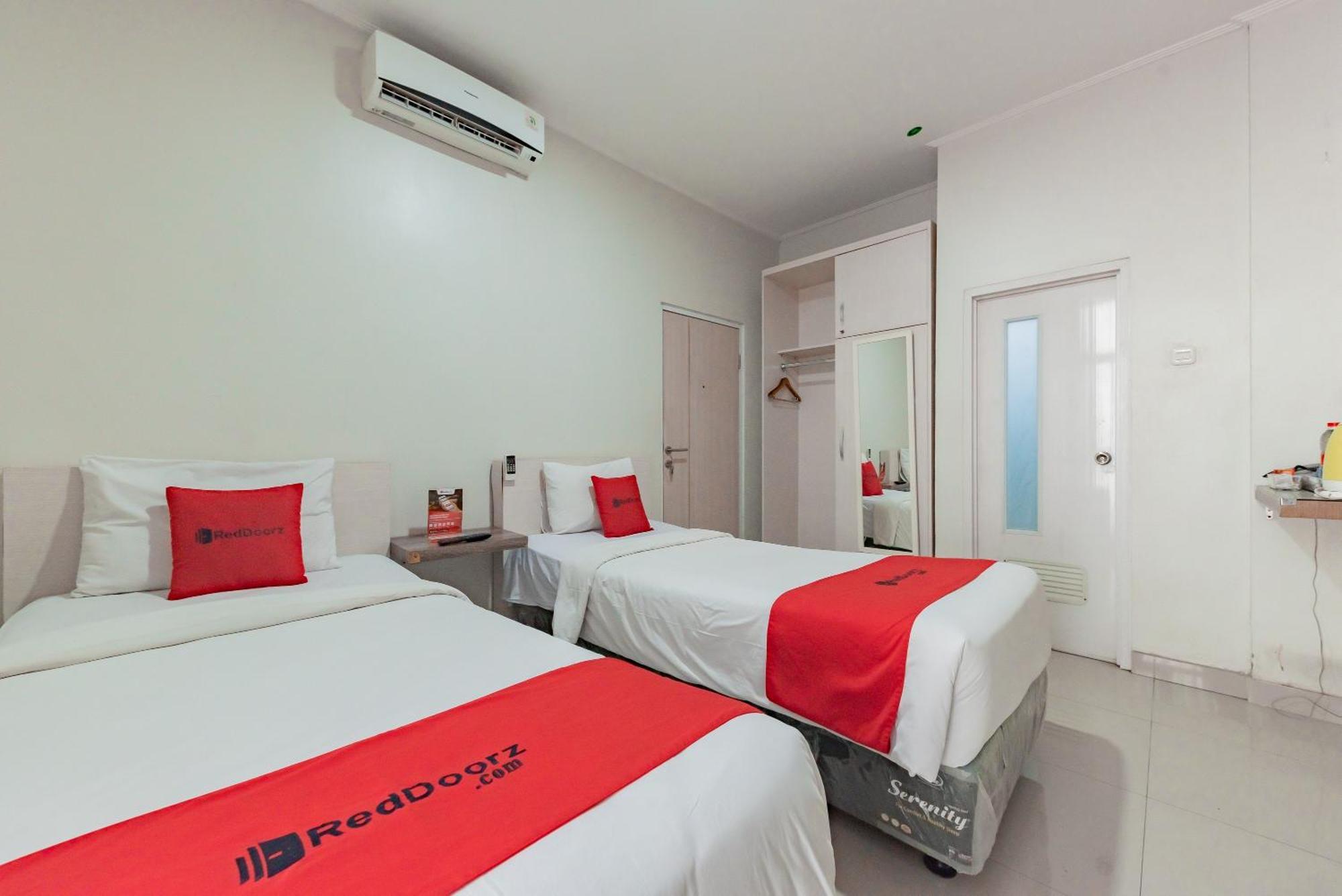 Hotel RedDoorz near Pasar Baru Bandung Exterior foto